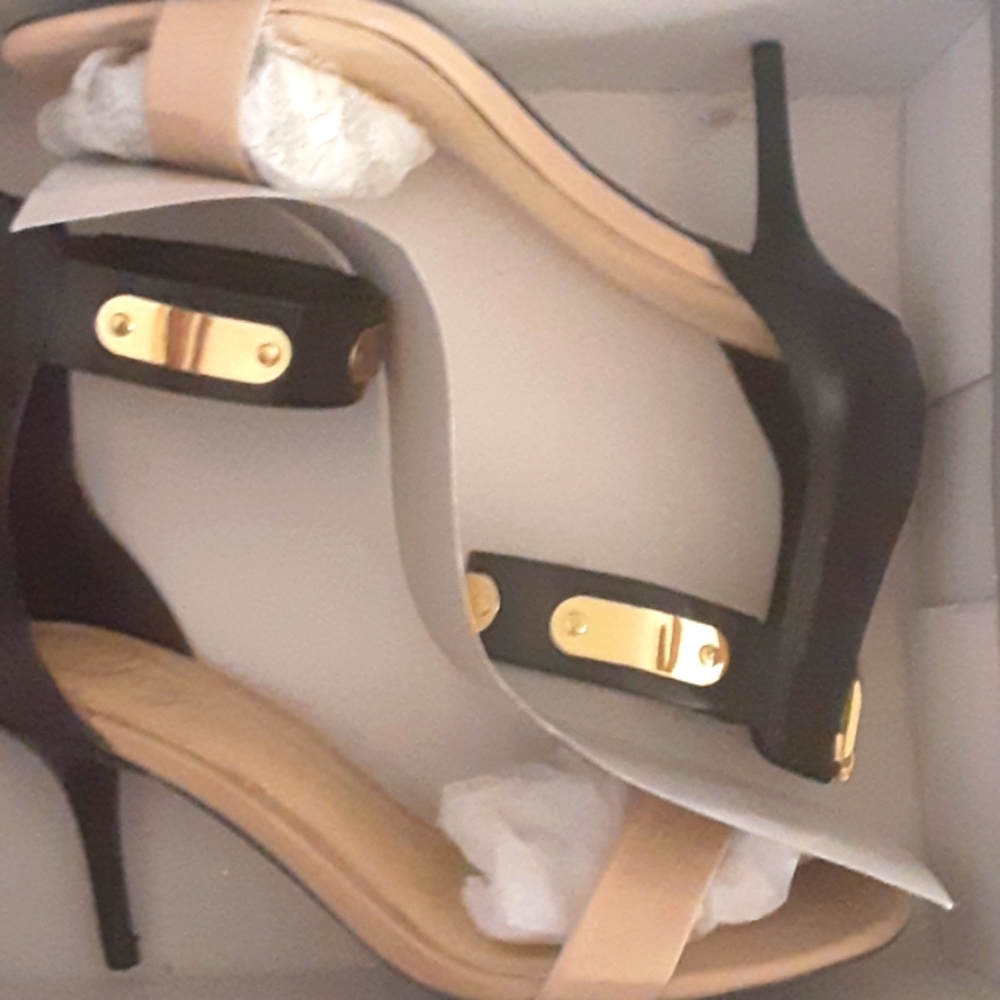 Fergie footwear sz 9 1/2m tan and black with gold zipper and gold embellishments